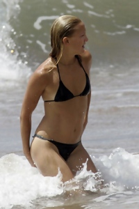 Kate Hudson Beach Fun
