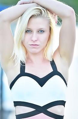 Sporty babe with wet slit
