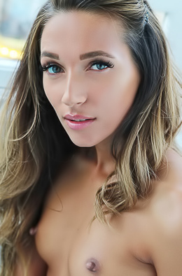 Hot Chick Shows Her Trimmed Pussy