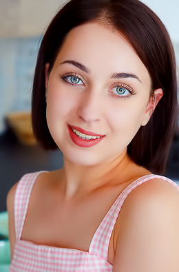 Alin Luxe Revealing Her Luscious Ass And Parting Her Soft Thighs