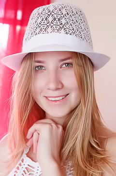 Delizi In Thigh-high Socks And Matching Sunhat