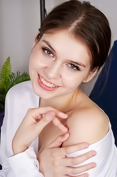 Lina Bunny Spread Her Meaty Flaps And Rub Her Snatch Down