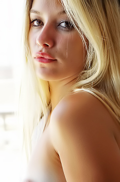 Candice Reveals Sunlit Striptease Trances
