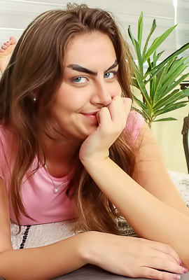 Horny Selene Vibing Her Clit