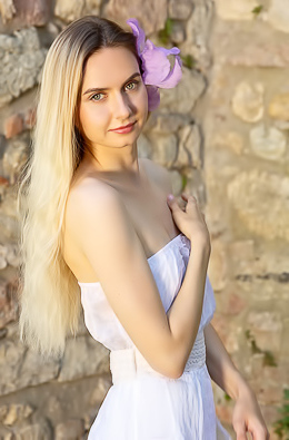 Emily Swan Slender Beauty Is Fresh As A Daisy In A Pretty Summer Dress