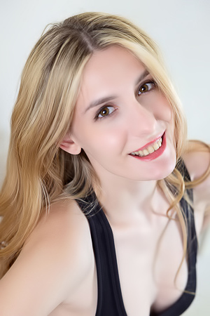 Lillie Pie Statuesque Blonde Flaunts Her Hourglass Figure With Sizzling Self-assurance