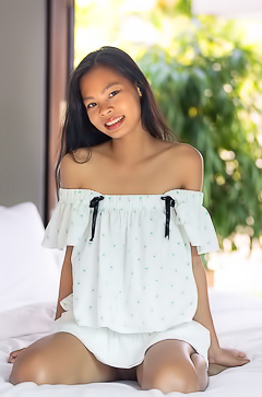 Po Share Her Naked Beauty With You For The First Time