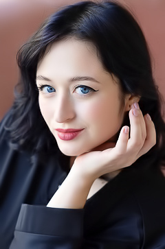 Anna Sugar Tugs Her Thong Panties Between Her Plump Pussy Lips