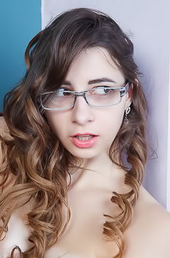 Gorgeous Big Boobs Hottie Elle Mira