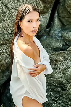 Shasha Captivating Filipina Beauty Is Soon Naked In The Sunshine